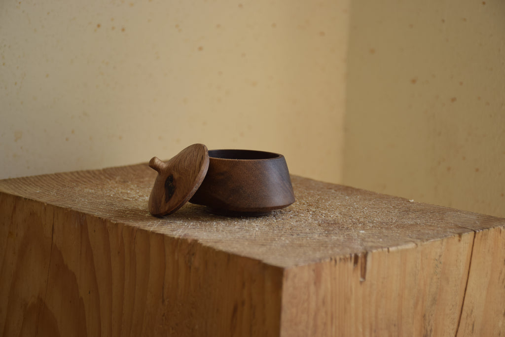 קופסא קטנה  מעץ אגוז אמריקאי