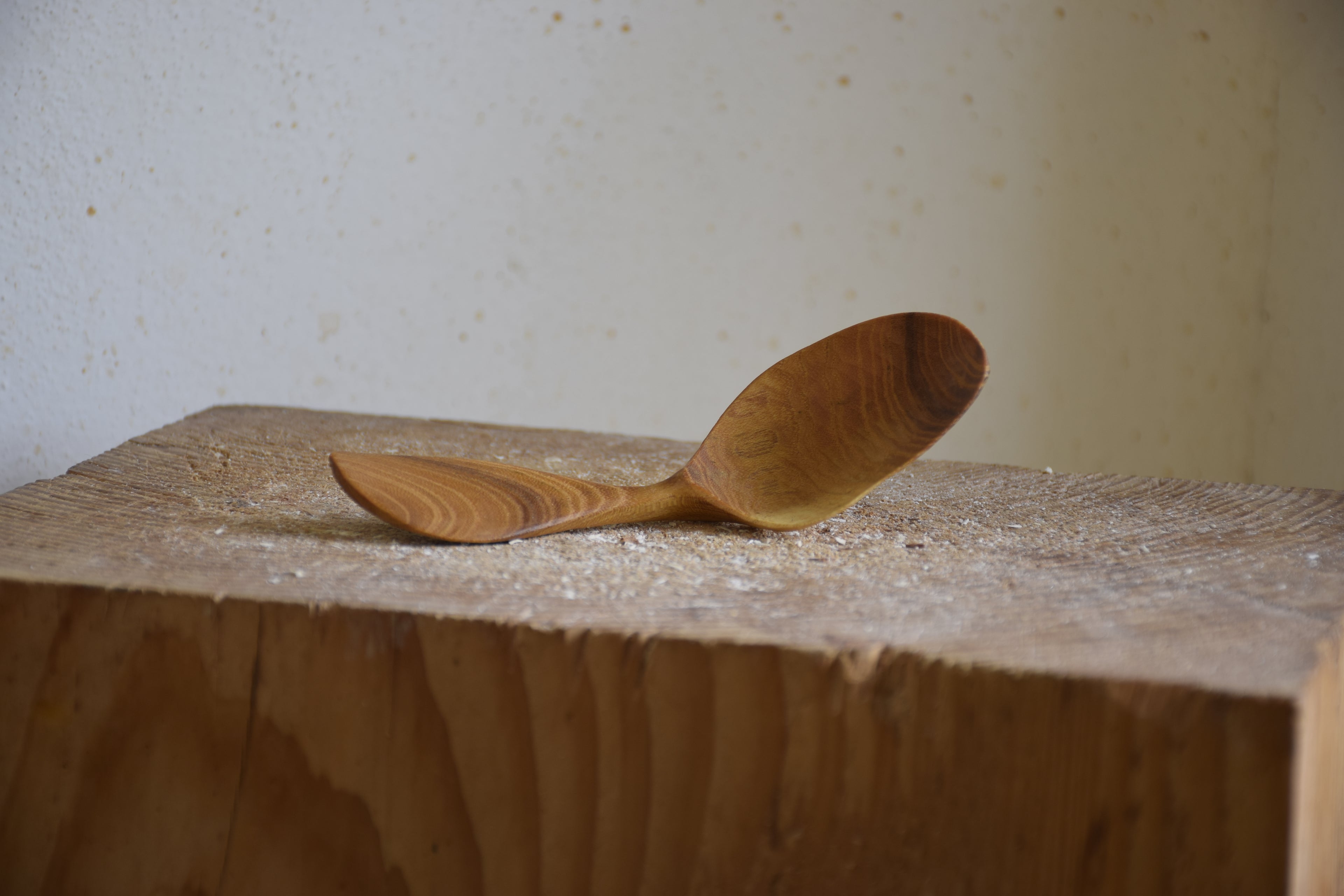 כף עץ מגולפת בעבודה ידנית מעץ תות מקומי גימור שמן אורגני יחודית 