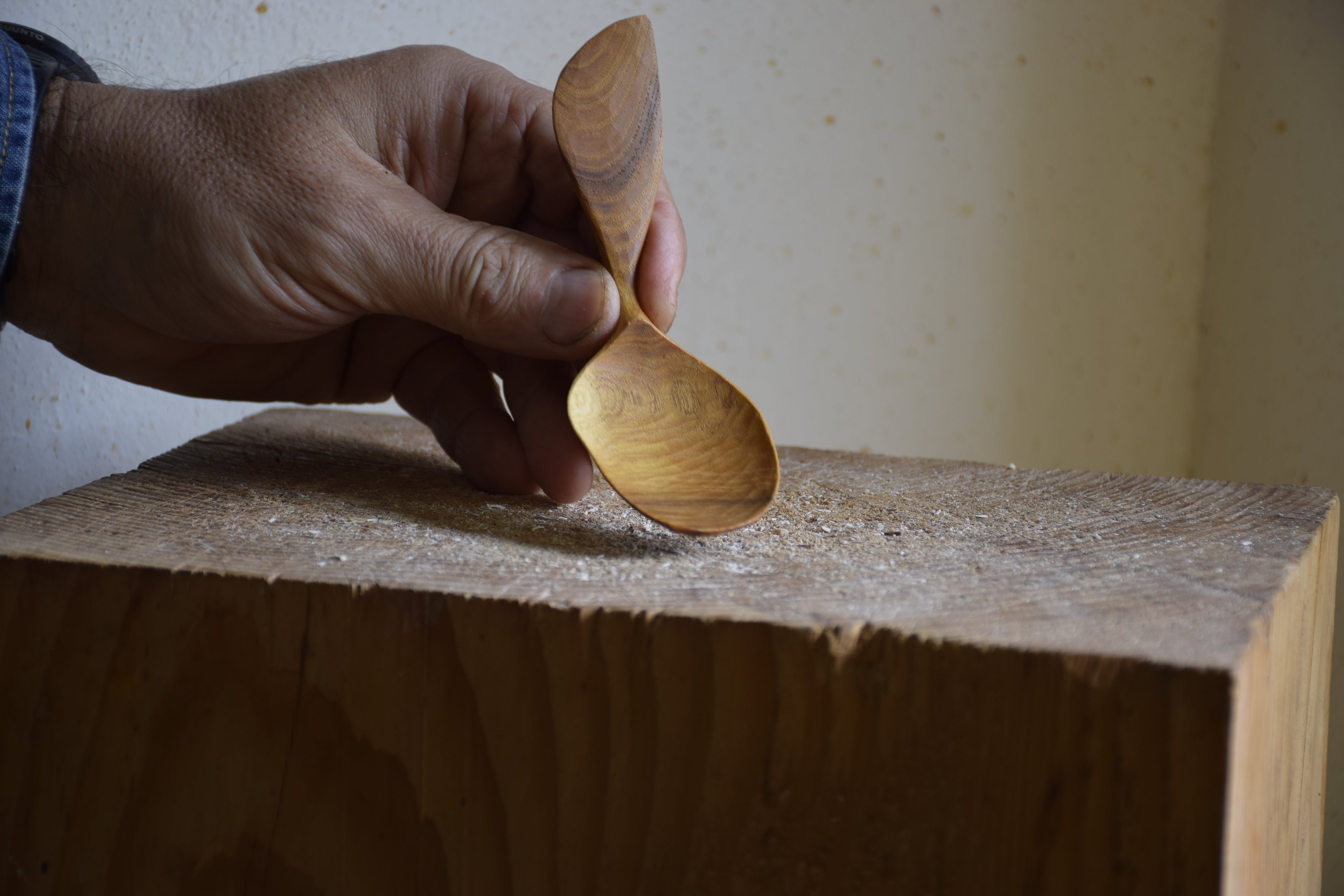 כף עץ מגולפת בעבודה ידנית מעץ תות מקומי גימור שמן אורגני יחודית 