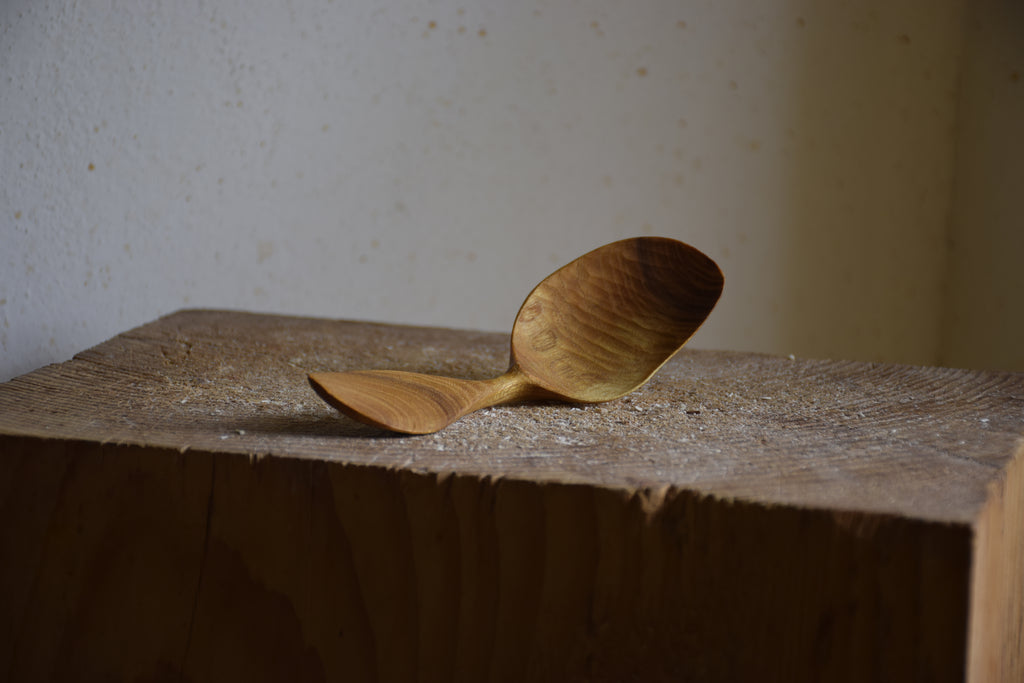 כף עץ מגולפת בעבודה ידנית מעץ תות מקומי גימור שמן אורגני יחודית 